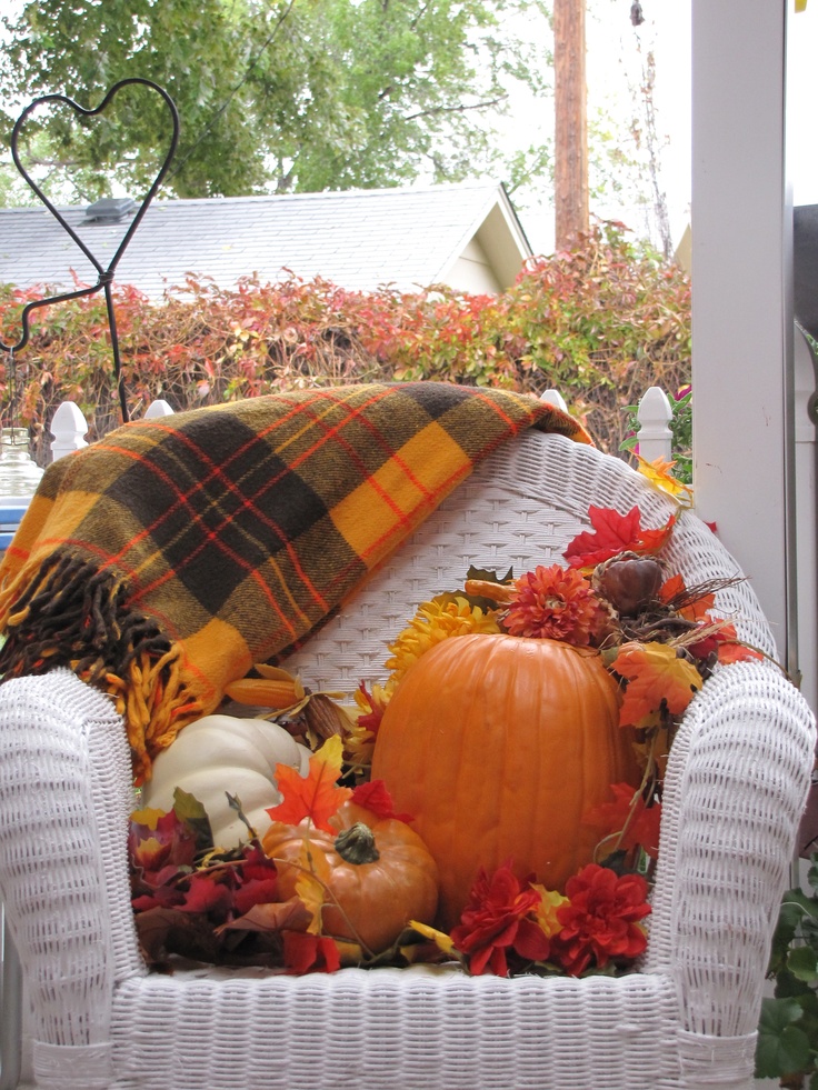 55 Cozy Fall Patio Decorating Ideas - DigsDigs