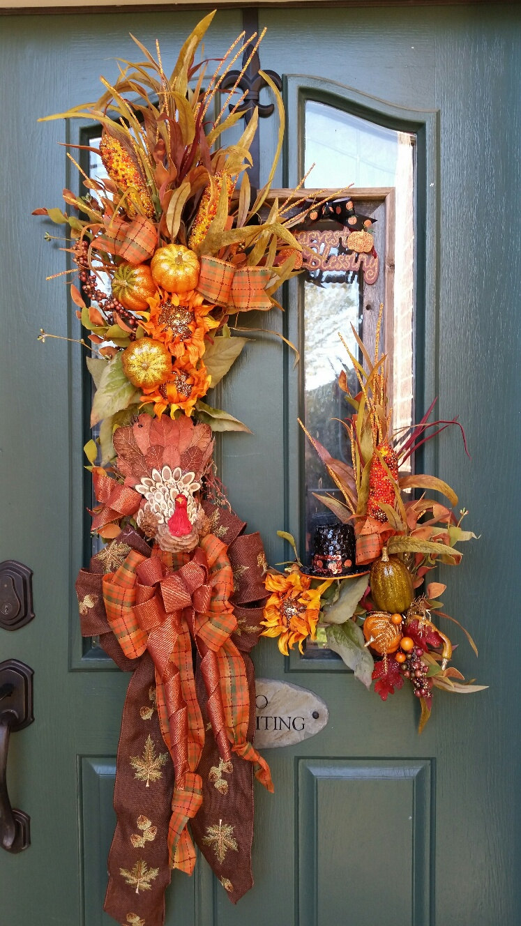 67 Cute And Inviting Fall Front Door Décor Ideas - DigsDigs