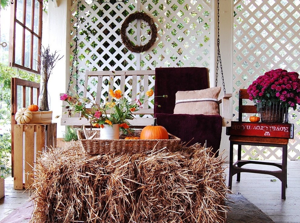 Layering natural textures works miracles when you want to create a cozy outdoor setup.