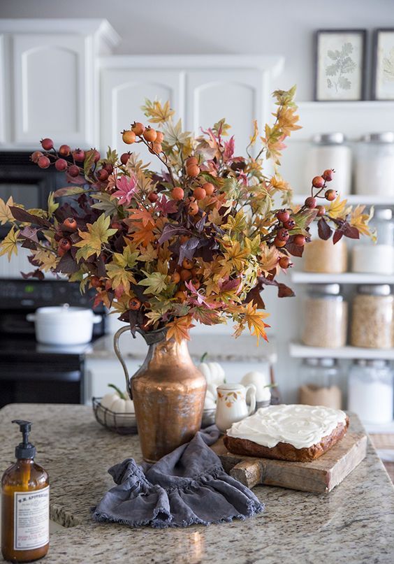 un arrangement fantastique et lumineux de feuilles d'automne et de baies dans un vase métallique est une idée incroyable un arrangement fantastique et lumineux de feuilles d'automne et de baies dans un vase métallique est une idée incroyable