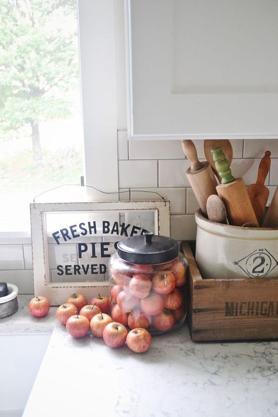 un bocal en verre avec des pommes fraîches et une enseigne faite d'un cadre de fenêtre vintage sont de simples décorations de kithen d'automne un bocal en verre avec des pommes fraîches et une enseigne faite d'un cadre de fenêtre vintage sont de simples décorations de kithen d'automne
