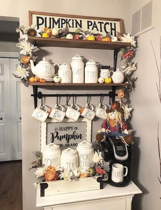 un potiron avec de fausses fleurs et feuilles, une pancarte, une poupée de foin et des pots en porcelaine neutre un potiron avec de fausses fleurs et feuilles, une pancarte, une poupée de foin et des pots en porcelaine neutre