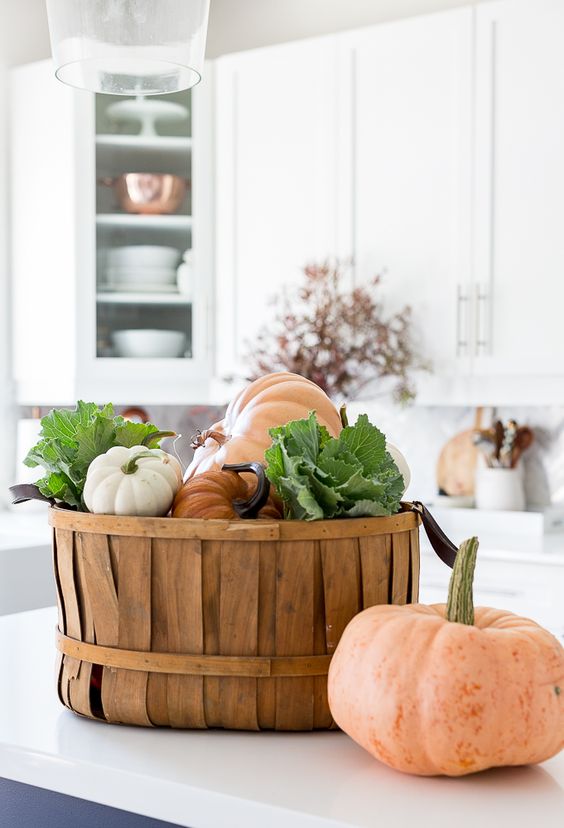 un panier en bois avec des citrouilles et des légumes frais est une décoration d'automne fraîche et comestible un panier en bois avec des citrouilles et des légumes frais est une décoration d'automne fraîche et comestible