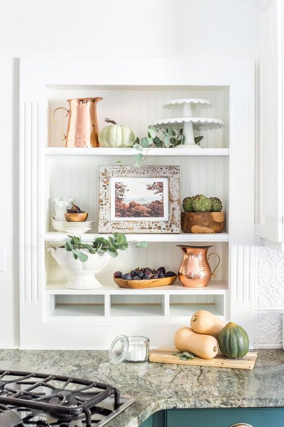 verdure, citrouilles neutres, cruches en cuivre, légumes et bols pour un décor d'automne simple et neutre verdure, citrouilles neutres, cruches en cuivre, légumes et bols pour un décor d'automne simple et neutre
