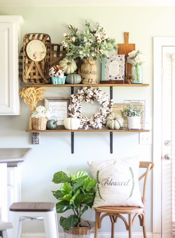 citrouille d'automne neutre, une couronne de coton, fleurit dans des vases, de la verdure en pot et un arrangement de blé pour une cuisine d'automne citrouille d'automne neutre, une couronne de coton, fleurit dans des vases, de la verdure en pot et un arrangement de blé pour une cuisine d'automne