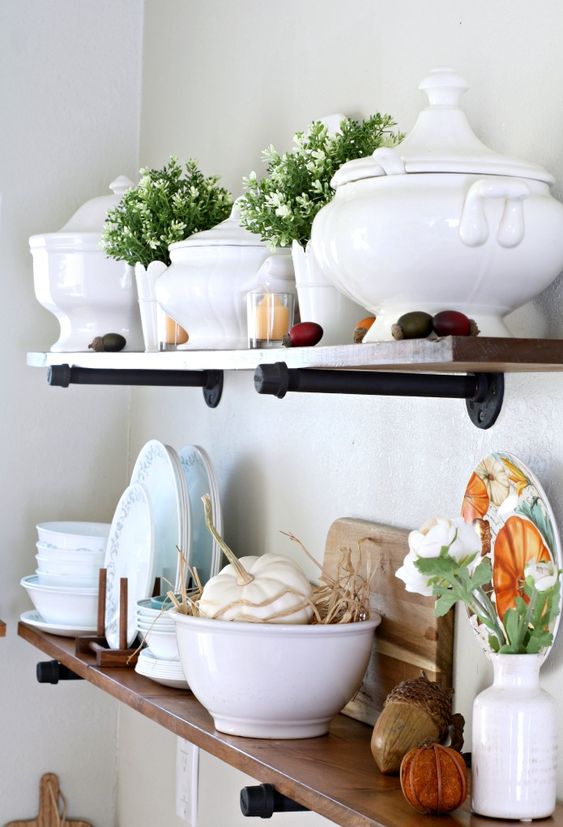 verdure en pot, glandes colorées, fausses citrouilles blanches et foin dans un bol pour la décoration d'automne verdure en pot, glandes colorées, fausses citrouilles blanches et foin dans un bol pour la décoration d'automne