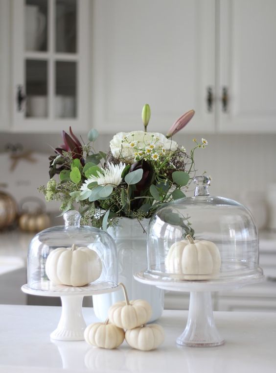 citrouilles blanches sur la table et en cloche, un arrangement floral luxuriant et neutre dans un vase pour décor d'automne citrouilles blanches sur la table et en cloche, un arrangement floral luxuriant et neutre dans un vase pour décor d'automne
