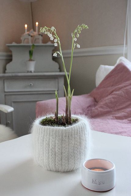 a neutral fluffy crochet cover up for the planter is a great idea to cozy up your space for the cold season