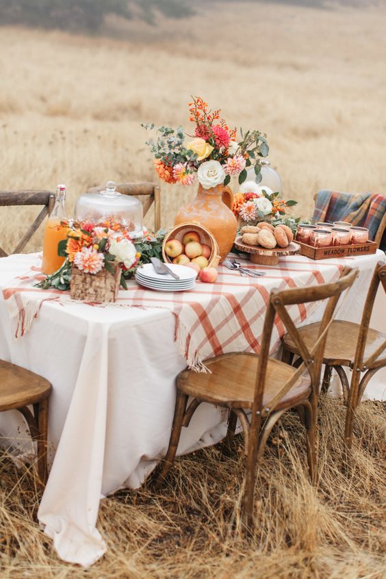 36 Outdoor Thanksgiving Dinner Décor Ideas - DigsDigs