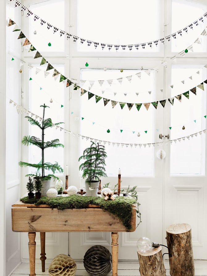 70 Awesome Christmas Window Décor Ideas  DigsDigs