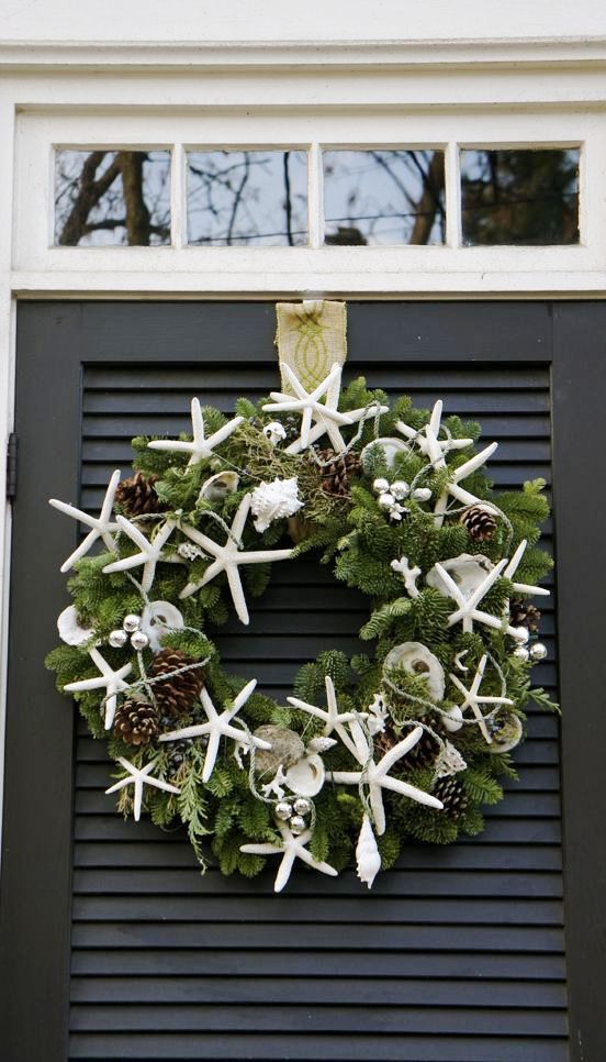 a beach Christmas wreath of evergreens, starfish, pinecones, seashells and small silver ornaments is a gorgeous idea to rock