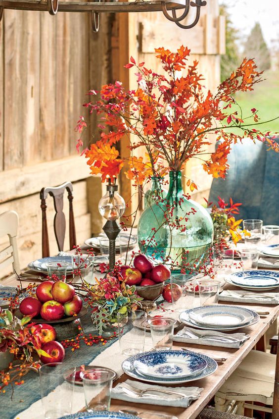 bright apple centerpieces, berries and bold leaves for a catchy and all-natural Thanksgiving tablescape