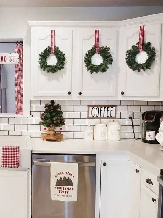 75 Cozy Christmas Kitchen Decor Ideas Digsdigs