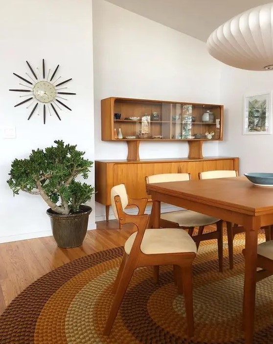 a bold mid-century modern space done in earthy tones, with stained furniture, a statement rug and a statement plant in the corner