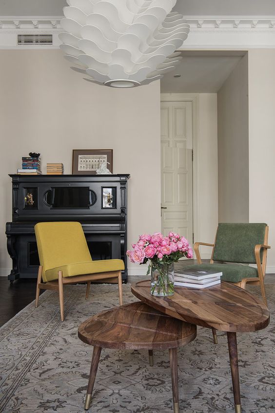 a duo of curved triangle coffee tables that shows off the wood grain is a gorgeous idea with plenty of style