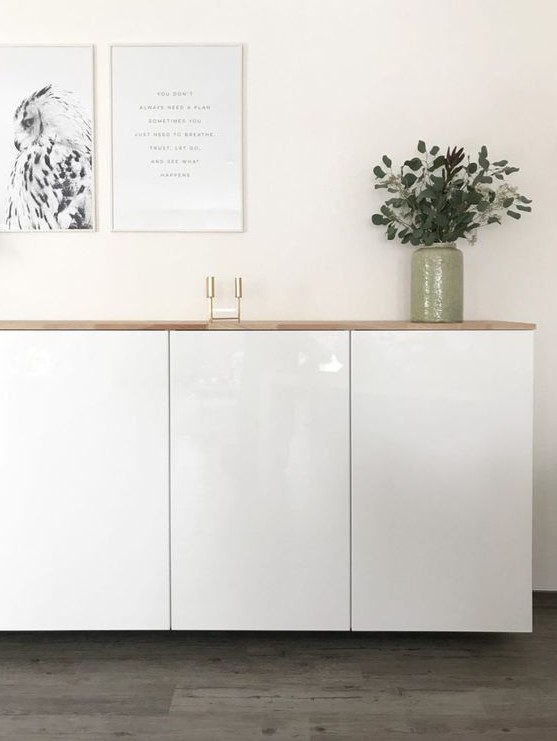 a stylish floating sideboard made of IKEA Metod cabients and a light-colored wooden tabletop