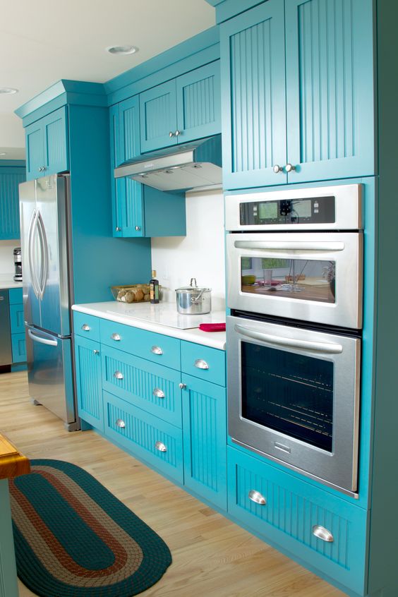 a cool turquoise kitchen with beadboard doors, white countertops and a backsplash is a lovely idea for a modern home, and it will inspire you with its color