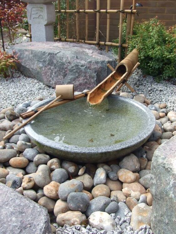 rocas, guijarros, un baño de piedra y una fuente de bambú, vegetación y miniárboles para darle un toque japonés a tu espacio