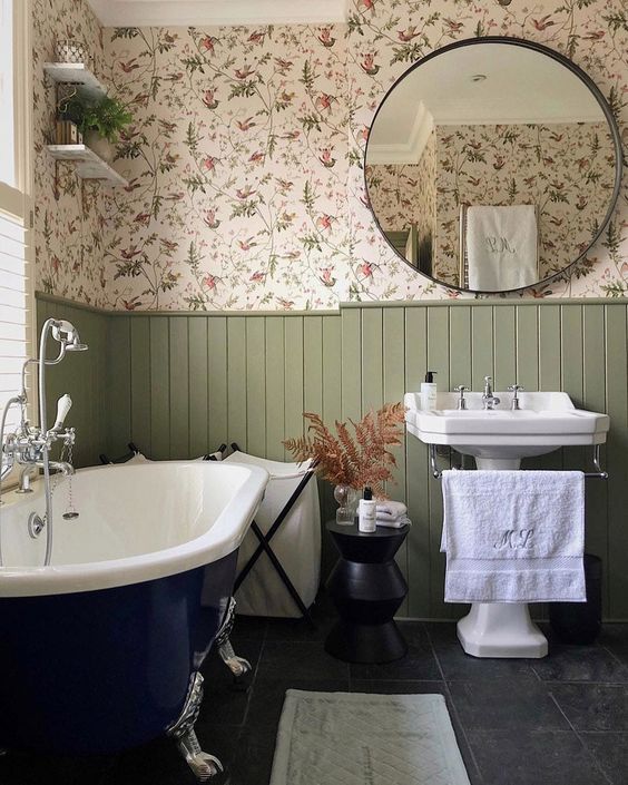  افكار ديكورات حمام فينتج انيقة وفخمة  A-cozy-English-country-bathroom-with-floral-wallpaper-green-panels-a-navy-clawfoot-bathtub-a-free-standing-sink-and-side-tables