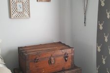 a creative and chic nightstand composed of two vintage suitcases that provide a lot of storage and gives a chic look to the bedroom