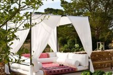 a lovely canopy bed