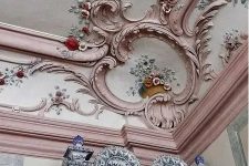 a creative vintage ceiling molding idea