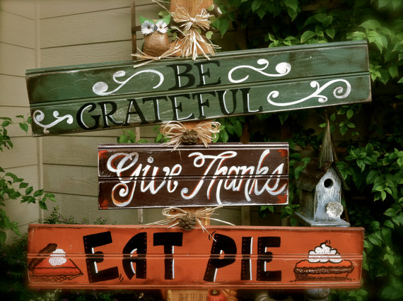 cozy thanksgiving porch decor ideas "Be Grateful, Give Thanks & Eat PIE!" sign would be perfect as to install it somewhere in your yard as right on your porch's posts.
