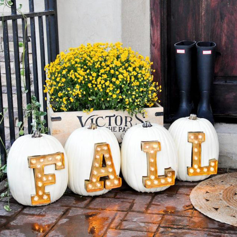 57 Cozy Thanksgiving Porch Décor Ideas - DigsDigs