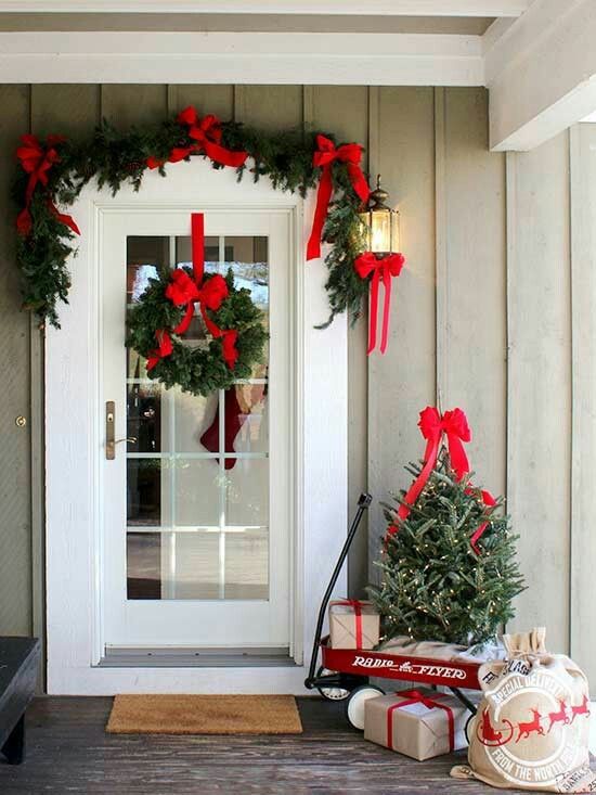 57 Stunning Christmas Front Door Décor Ideas - DigsDigs