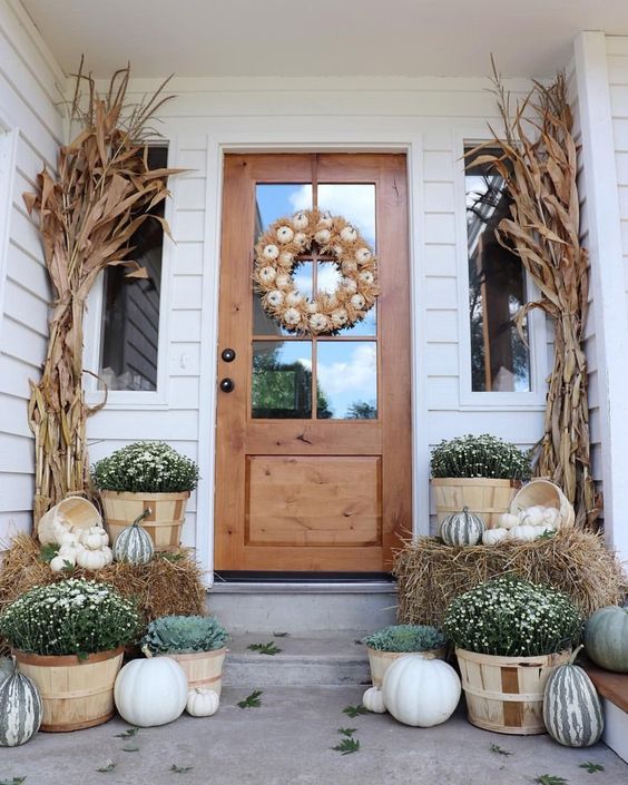 52 Cozy Thanksgiving Front Door Décor Ideas DigsDigs