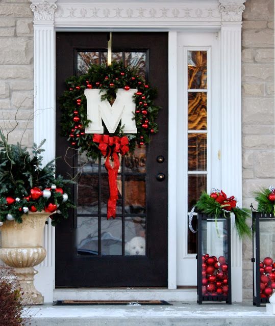 57 Stunning Christmas Front Door Décor Ideas - DigsDigs