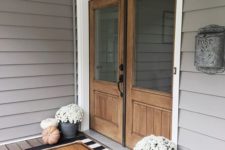 heirloom pumpkins and white blooms in buckets will accent your front door and hint on Thanksgiving