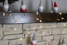 pretty Christmas decor – red and grey gnomes n hats, a star-shaped light garland are all you need for a cool Christmas mantel