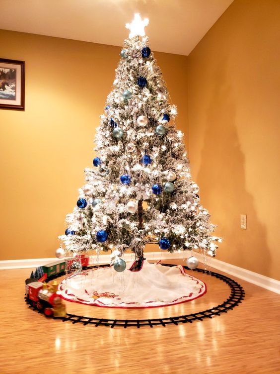 How to Decorate a Stunning Blue and Silver Christmas Tree - An  Extraordinary Day