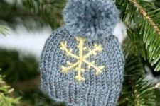 a cute DIY knit Christmas ornament