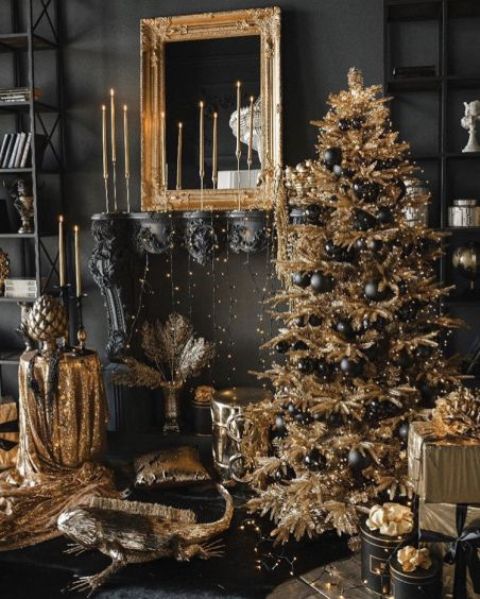 a super glam Christmas decor in black and gold, with a gold tree and black ornaments, gold candles, gold glitter touches and lots of lights