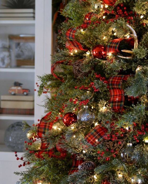 42 Amazing Red And Gold Christmas Decor Ideas