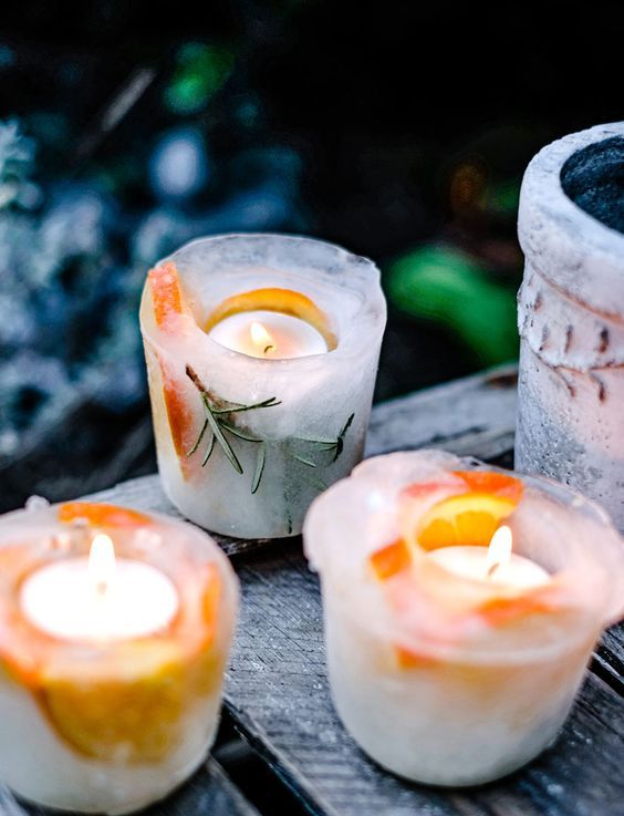 ice Christmas lanterns with evergreens and citrus are great to illuminate the space and make it fresher