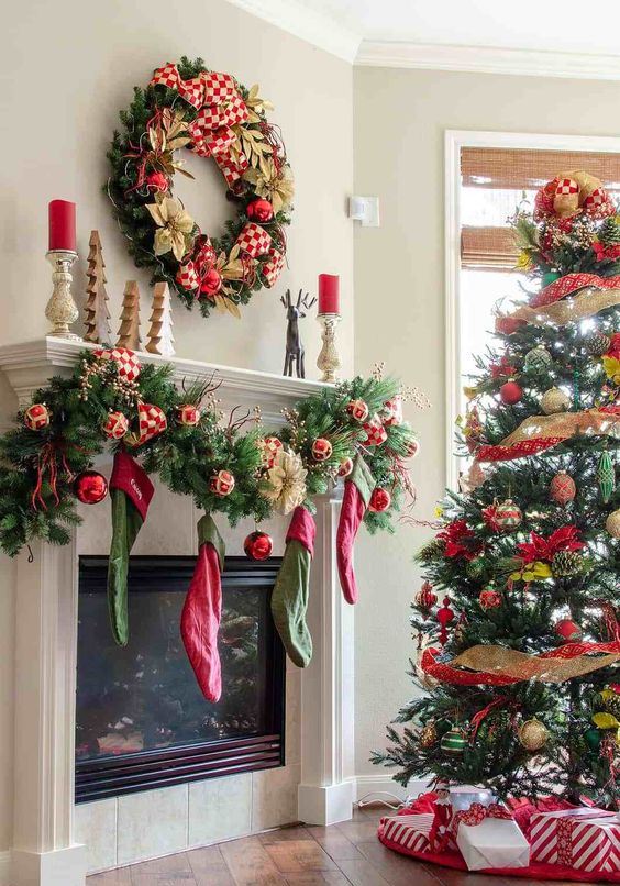 42 Amazing Red And Gold Christmas Décor Ideas - DigsDigs