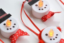 small and fun snowman ornaments like these ones are amazing for Christmas decor, you can craft them with your kids