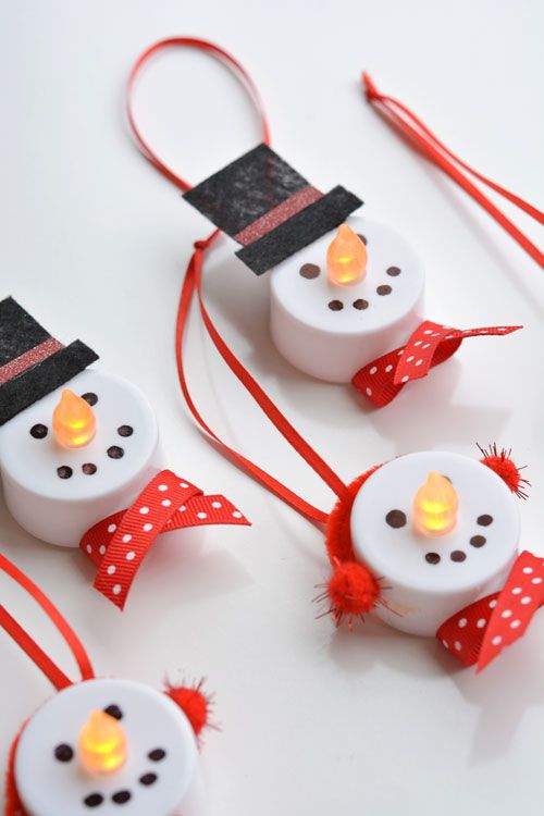 small and fun snowman ornaments like these ones are amazing for Christmas decor, you can craft them with your kids