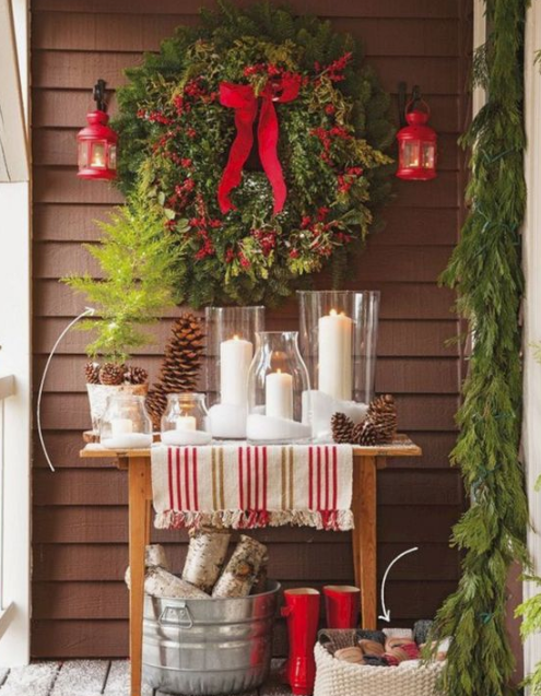 27 Cool Christmas Balcony Décor Ideas - DigsDigs