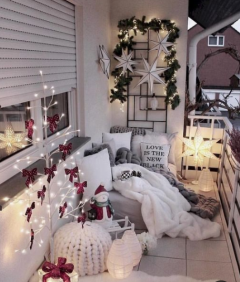 27 Cool Christmas Balcony Décor Ideas - DigsDigs