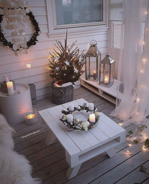 27 Cool Christmas Balcony Décor Ideas - DigsDigs