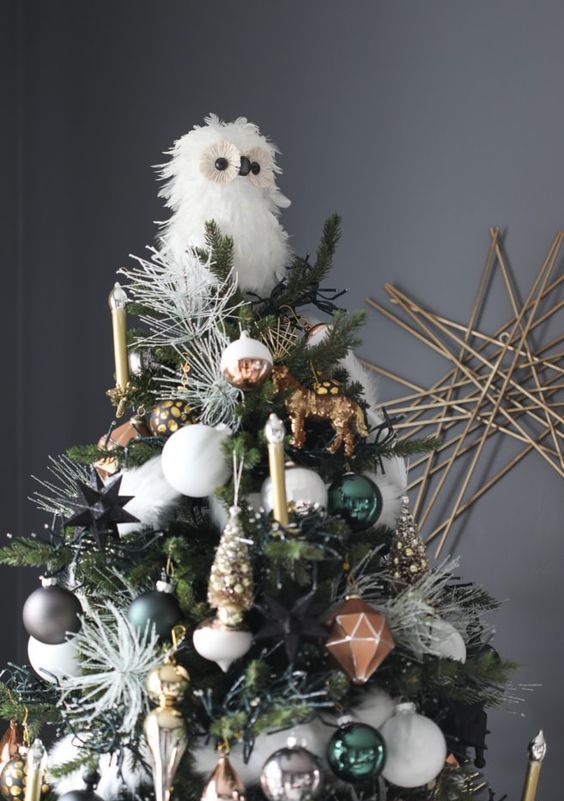 https://www.digsdigs.com/photos/2014/12/a-gorgeous-woodland-Christmas-tree-with-gilded-candles-green-silver-white-and-copper-ornaments-little-animal-figurines-and-a-faux-owl-tree-topper.jpg