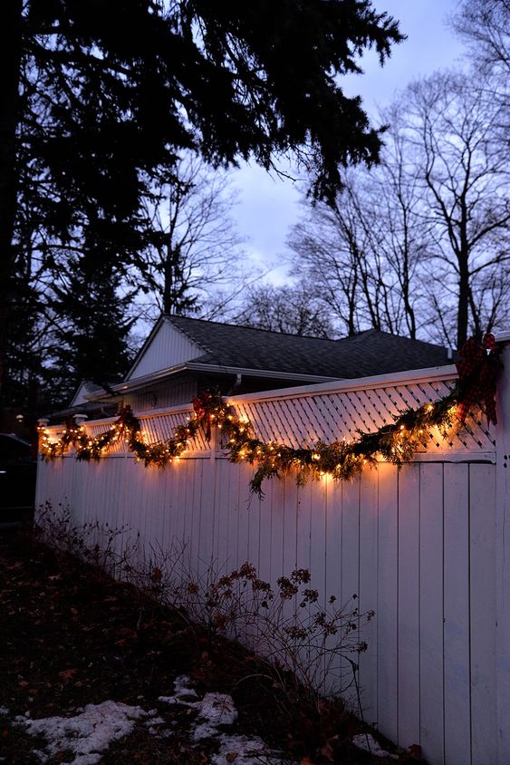 53 Super Cool Outdoor Décor Ideas With Christmas Lights - DigsDigs