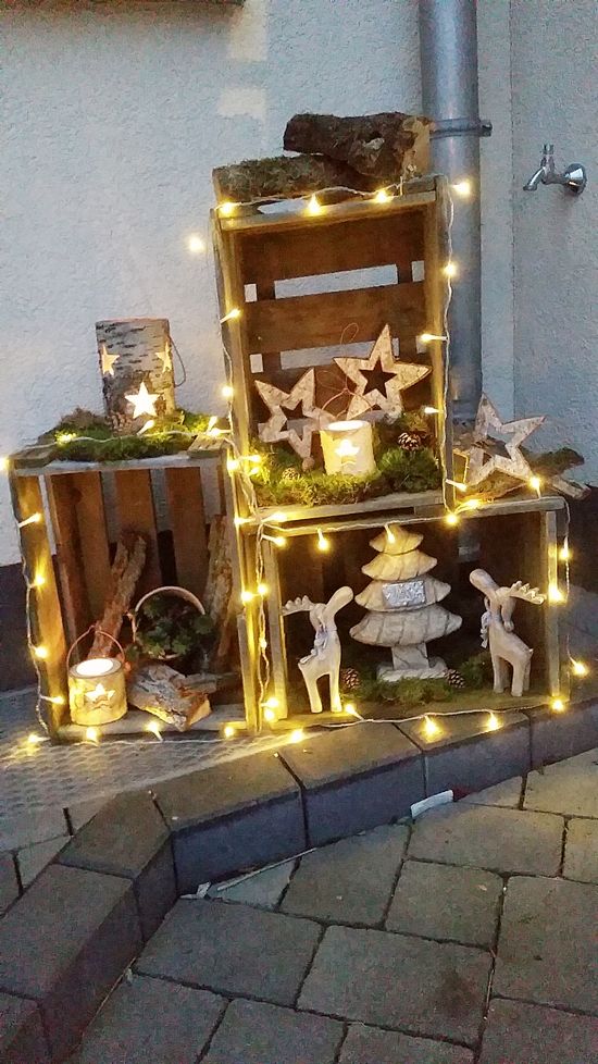 crates with moss, lights, branches, candle lanterns, wooden stars and wooden figurines are amazing for both indoor and outdoor decor