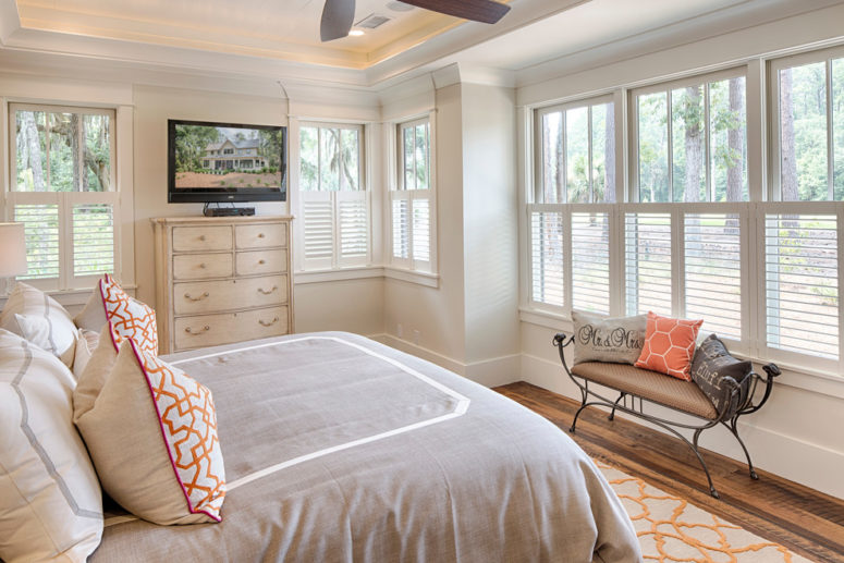 a modern farmhouse bedroom with much natural light, a refined forged bench and wooden furniture  (Visbeen Architects)