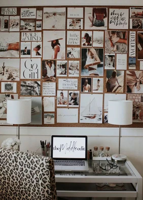  un collage de fotos creativo directamente en su panel de corcho es una hermosa idea de decoración para una oficina en casa o cualquier otro espacio