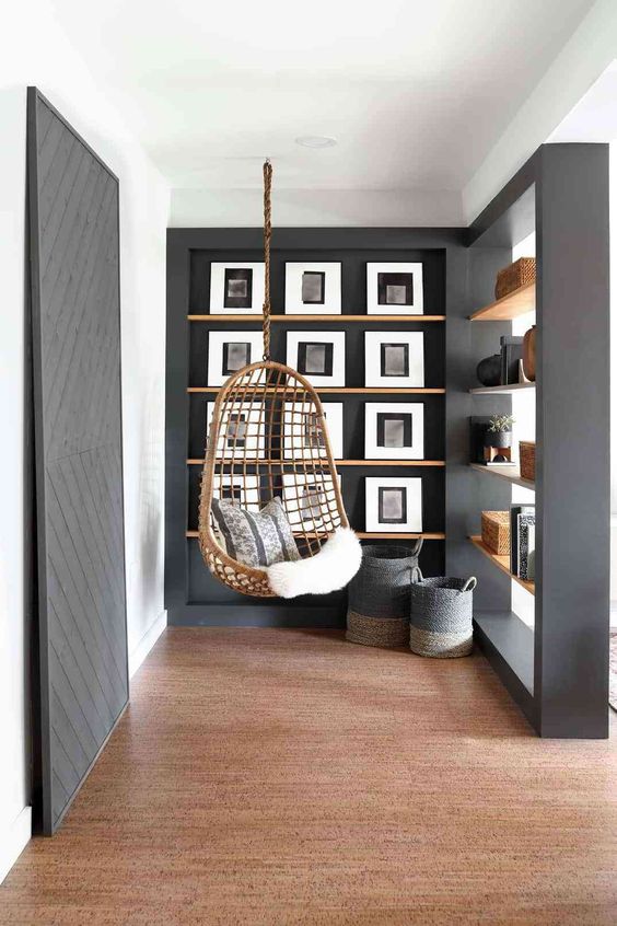 un rincón con repisas de madera integradas que es perfecto para mostrar fotos e imágenes
